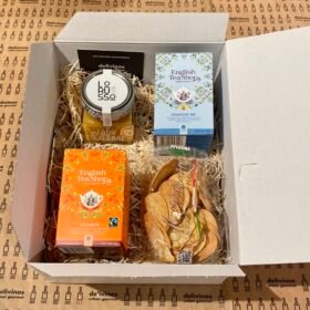 Estuche de regalos gourmet con tés, mermeladas y galletas. Muy recomendado para eventos corporativos y empresariales, y primera comunión.