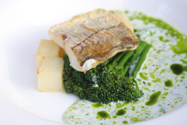 El filete de res con salsa verde es otro de nuestros canapés, aperitivos y tapas preferidas para las fiestas de verano.