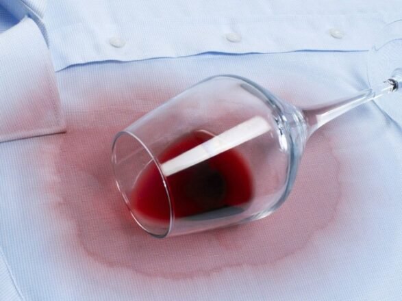 Consejos para quitar una mancha de vino de tu ropa u objetos.