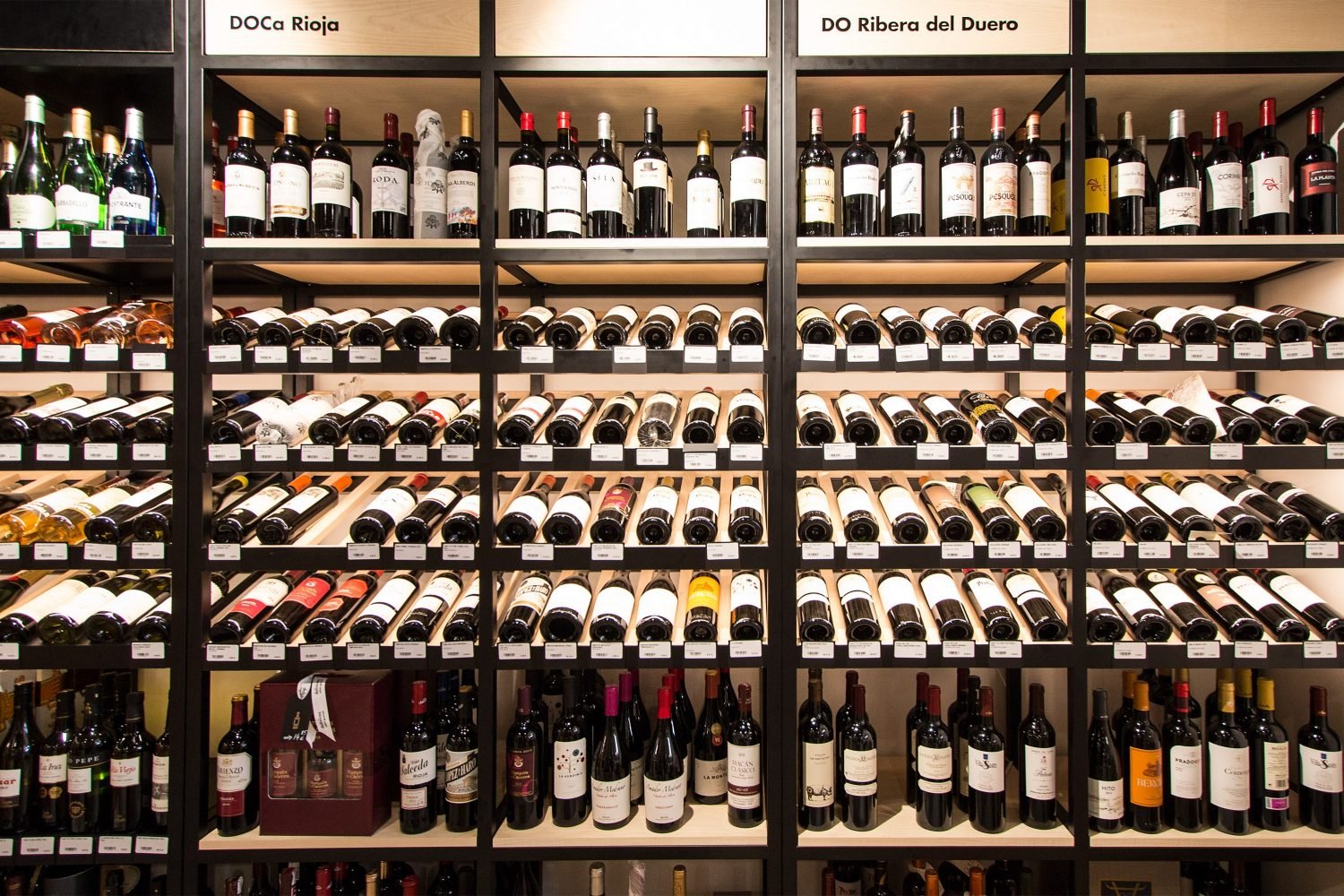 Vinos Españoles para Regalar en Navidad: Un Brindis con Tradición y Calidad