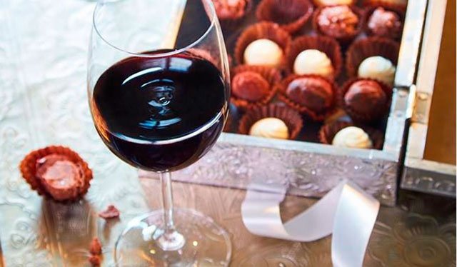 El Poder del Maridaje Perfecto: Cómo Combinar Vinos con Chocolates Artesanales para San Valentín
