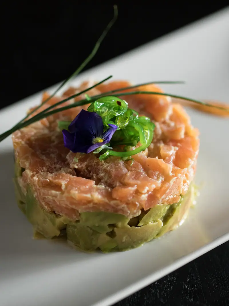 Delivinos Restaurente. Tartar de salmón