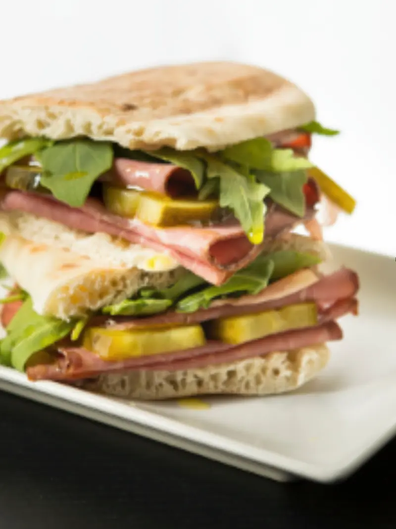 Delivinos Restaurente. bocadillo de pastrami